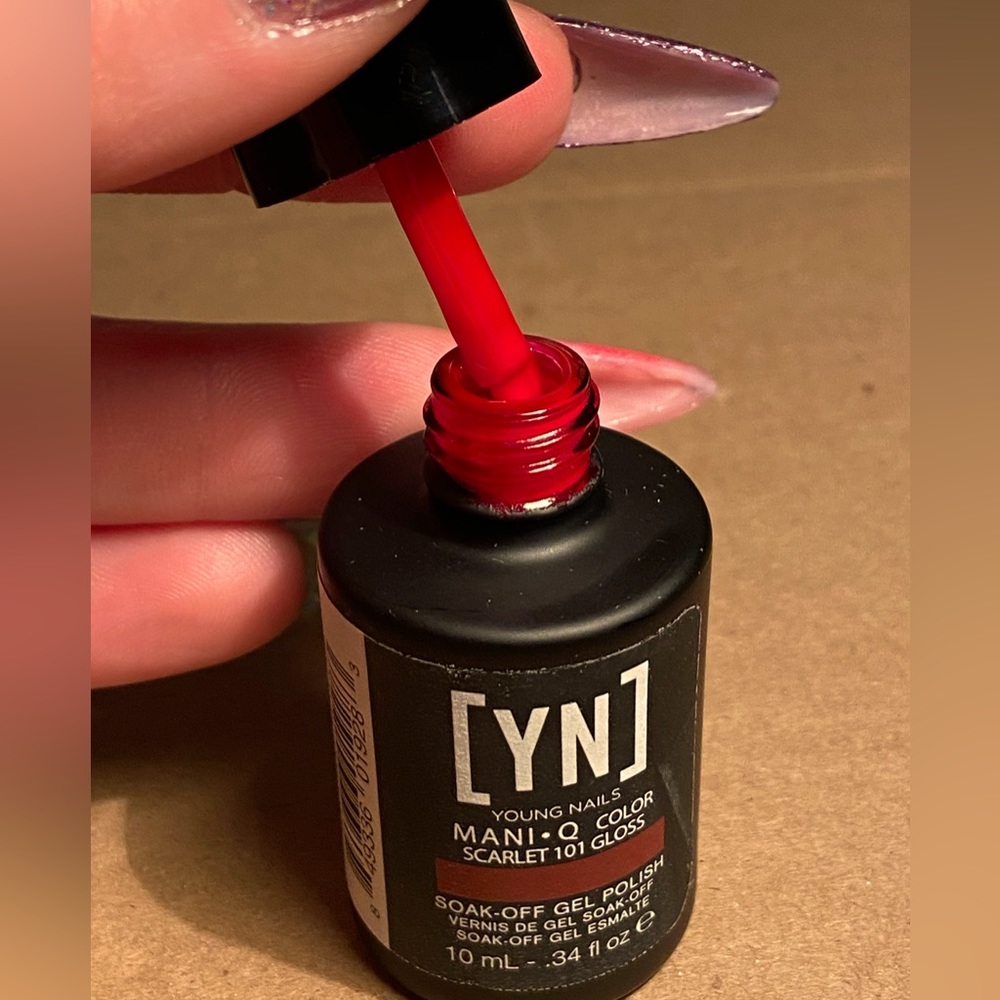 Young nails mani•q scarlet 101